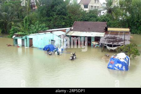 News Bilder des Tages (181210) -- HANOI, 10 dicembre 2018 -- foto scattata il 10 dicembre 2018 mostra case sommerse in alluvione nella provincia di Quang Nam, Vietnam. Le forti piogge degli ultimi tre giorni hanno provocato gravi inondazioni nella regione centrale del Vietnam. (wyo) VIETNAM-REGIONE CENTRALE-INONDAZIONE vna PUBLICATIONxNOTxINxCHN Foto Stock