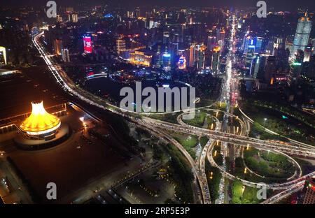 (181211) -- NANNING, 11 dicembre 2018 -- foto aerea scattata il 4 dicembre 2018 mostra la vista notturna del cavalcavia di Zhuxi e degli edifici circostanti a Nanning, nella regione autonoma di Guangxi Zhuang nel sud della Cina. ) (Yxb) CHINA-GUANGXI-NANNING-NIGHT SCENOGRAFIA (CN) ZhouxHua PUBLICATIONxNOTxINxCHN Foto Stock