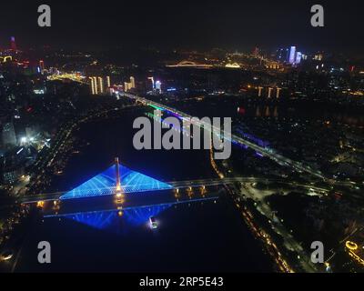 (181211) -- NANNING, 11 dicembre 2018 -- foto aerea scattata il 29 novembre 2018 mostra la vista notturna del ponte Baisha e degli edifici circostanti a Nanning, nella regione autonoma Guangxi Zhuang della Cina meridionale. ) (Yxb) CHINA-GUANGXI-NANNING-NIGHT SCENOGRAFIA (CN) ZhouxHua PUBLICATIONxNOTxINxCHN Foto Stock