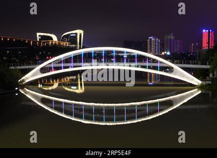 (181211) -- NANNING, 11 dicembre 2018 -- foto scattata il 10 dicembre 2018 mostra il ponte sul lago min ge a Nanning, nella regione autonoma del Guangxi Zhuang nel sud della Cina. ) (Yxb) CHINA-GUANGXI-NANNING-NIGHT SCENOGRAFIA (CN) LuxBo an PUBLICATIONxNOTxINxCHN Foto Stock