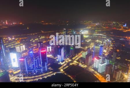 (181211) -- NANNING, 11 dicembre 2018 -- foto aerea scattata il 4 dicembre 2018 mostra la vista notturna del nuovo distretto di Wuxiang a Nanning, nella regione autonoma del Guangxi Zhuang nel sud della Cina. ) (Yxb) CHINA-GUANGXI-NANNING-NIGHT SCENERY (CN) HuangxXiaobang PUBLICATIONxNOTxINxCHN Foto Stock