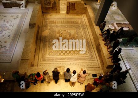 (181211) -- ANKARA, 11 dicembre 2018 -- foto scattata il 4 ottobre 2018 mostra la vista interna del Museo del mosaico Zeugma a Gaziantep, nel sud-est della Turchia. Pezzi saccheggiati e mancanti del famoso mosaico Gypsy Girl, trovato nell'antica città romana di Zeugma, che divenne il simbolo del Gaziantep della Turchia sud-orientale, tornato in Turchia recentemente dagli Stati Uniti dopo anni di sforzi diplomatici. (Yxb) TURKEY-GAZIANTEP-MOSAIC-GYPSY GIRL-RETURN QinxYanyang PUBLICATIONxNOTxINxCHN Foto Stock