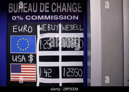 (181211) -- LONDRA, 11 dicembre 2018 -- i tassi di cambio a un cambio di valuta alla stazione di Westminster sono raffigurati a Londra, in Gran Bretagna, l'11 dicembre 2018. Il primo ministro britannico Theresa May ha lanciato la sua missione martedì per tentare di salvare il suo accordo sulla Brexit con un ciclo di incontri con i leader membri dell'Unione europea (UE). BRITAIN-LONDON-BREXIT TimxIreland PUBLICATIONxNOTxINxCHN Foto Stock