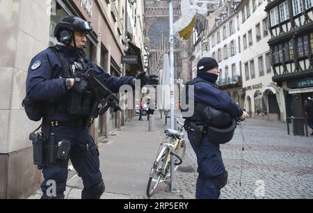 (181212) -- STRASBURGO, 12 dicembre 2018 -- i poliziotti pattugliano nel centro di Strasburgo, Francia, il 12 dicembre 2018. La polizia francese sta cercando un uomo armato dopo aver ucciso almeno quattro persone e ferito altre 13 martedì sera vicino a un mercatino di Natale a Strasburgo, al confine tedesco. (wyo) FRANCE-STRASBOURG-SHOOTING-SECURITY YexPingfan PUBLICATIONxNOTxINxCHN Foto Stock