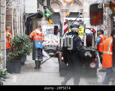 (181212) -- STRASBURGO, 12 dicembre 2018 -- i lavoratori municipali puliscono il sito dell'attacco nel centro di Strasburgo, Francia, il 12 dicembre 2018. La polizia francese sta cercando un uomo armato dopo aver ucciso almeno quattro persone e ferito altre 13 martedì sera vicino a un mercatino di Natale a Strasburgo, al confine tedesco. (wyo) FRANCE-STRASBOURG-SHOOTING-SECURITY YexPingfan PUBLICATIONxNOTxINxCHN Foto Stock