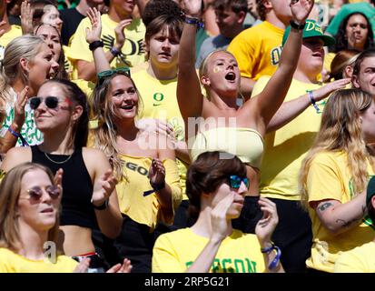 Autzen Stadium, Eugene, OR, USA. 2 settembre 2023. I tifosi degli Oregon Ducks entrano nello spirito per la prima partita di football NCAA della stagione per i Ducks quando hanno ospitato i vicini Portland State Vikings all'Autzen Stadium, Eugene, OREGON. Larry C. Lawson/CSM/Alamy Live News Foto Stock