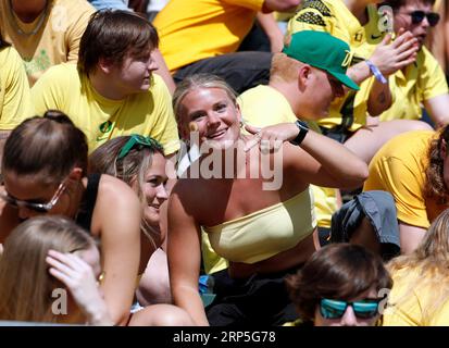 Autzen Stadium, Eugene, OR, USA. 2 settembre 2023. I tifosi degli Oregon Ducks entrano nello spirito per la prima partita di football NCAA della stagione per i Ducks quando hanno ospitato i vicini Portland State Vikings all'Autzen Stadium, Eugene, OREGON. Larry C. Lawson/CSM/Alamy Live News Foto Stock