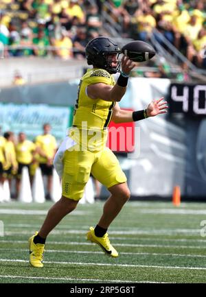 Autzen Stadium, Eugene, OR, USA. 2 settembre 2023. Il quarterback degli Oregon Ducks Bo Nix (10) si arrampica durante la partita di football NCAA tra i Portland State Vikings e la University of Oregon Ducks all'Autzen Stadium, Eugene, OREGON. Larry C. Lawson/CSM/Alamy Live News Foto Stock