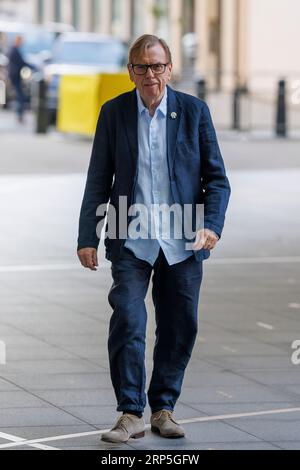 Timothy Spall, attore, arriva alla Broadcasting House per la registrazione di Sunday con Laura Kuenssberg. Ospiti alla domenica della BBC con Laura Kuenssbe Foto Stock