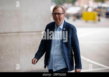 Timothy Spall, attore, arriva alla Broadcasting House per la registrazione di Sunday con Laura Kuenssberg. Ospiti alla domenica della BBC con Laura Kuenssbe Foto Stock