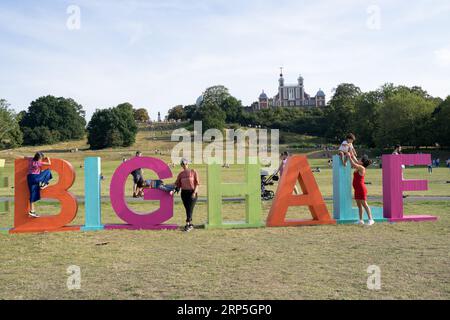 Londra Regno Unito, 3 settembre 2023. Meteo Regno Unito. Il pubblico in generale è in forte attesa di godersi il caldo sole estivo al Greenwich Park, dove si è svolta la Big Half Marathon in precedenza.UK Credit: Xiu Bao/Alamy Live News Foto Stock