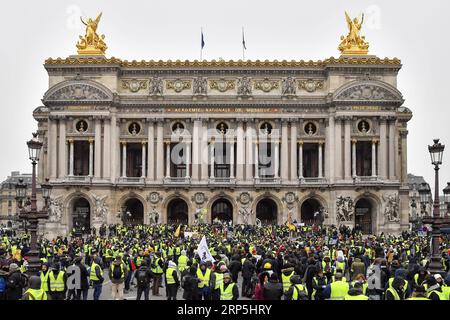 (181215) -- PARIGI, 15 dicembre 2018 -- i manifestanti gilet gialli si riuniscono alla Piazza dell'Opera a Parigi, in Francia, il 15 dicembre 2018. Il governo francese ha pianificato misure di sicurezza rigorose mobilitando migliaia di ufficiali e utilizzando veicoli corazzati per gestire più minacce di violenza, mentre i gilet gialli sono pronti a organizzare un nuovo round di proteste a livello nazionale sabato, nonostante le misure del presidente Emmanuel Macron che cercavano di sedare la rabbia pubblica per le scarse entrate e l'aumento dei costi di vita. ) FRANCIA-PARIGI- GILET GIALLI -PROTESTA ChenxYichen PUBLICATIONxNOTxINxCHN Foto Stock