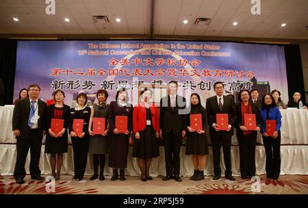 (181215) -- ST. LOUIS (Stati Uniti), 15 dicembre 2018 -- Vice Console generale cinese a Chicago Yu Peng (5th R, Front) posa per una foto di gruppo con insegnanti eccellenti premiati alla dodicesima convention annuale della Chinese School Association negli Stati Uniti (CSAUS) a St. Louis of Missouri, Stati Uniti, 15 dicembre 2018. La Chinese School Association negli Stati Uniti ha dato il via al suo dodicesimo convegno annuale sabato, qui nello stato del Missouri del Midwest degli Stati Uniti, con oltre 500 rappresentanti di centinaia di scuole membri che frequentano. Fondata nel 1994, il CSAUS è un'organizzazione no-profit nazionale Foto Stock