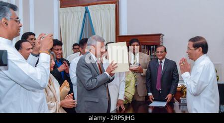 (181216) -- COLOMBO, 16 dicembre 2018 () -- in questa foto rilasciata dalla Divisione Media del Presidente dello Sri Lanka, il primo Ministro Ranil Wickremesinghe (4a R) ha reintegrato il suo incarico davanti al Presidente Maithripala Sirisena (1a R) a Colombo, Sri Lanka, il 16 dicembre 2018. Il leader del Partito Nazionale Unito dello Sri Lanka, Ranil Wickremesinghe, che è stato reintegrato come primo ministro dal presidente Maithripala Sirisena domenica dopo essere stato licenziato dall'incarico il 26 ottobre, ha dichiarato che avrebbe continuato il suo lavoro per sviluppare e rafforzare lo Sri Lanka. () SRI LANKA-COLOMBO-PM-RE-INSTATEMENT XINHUA PUBLICATION Foto Stock