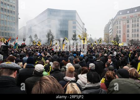 (181216) -- BRUXELLES, 16 dicembre 2018 -- i manifestanti di destra e di estrema destra partecipano alla manifestazione March Against Marrakech davanti alla sede centrale delle istituzioni dell'Unione europea a Bruxelles, in Belgio, 16 dicembre 2018. I manifestanti belgi anti-immigrazione sono scesi per le strade di Bruxelles qui domenica per denunciare il Global Compact per una migrazione sicura, ordinata e regolare adottato a Marrakech, in Marocco. ) BELGIO-BRUXELLES-ANTI-IMMIGRAZIONE-RALLY-PROTESTA ZHENGXHUANSONG PUBLICATIONXNOTXINXCHN Foto Stock