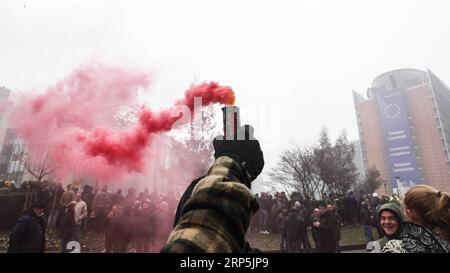 (181216) -- BRUXELLES, 16 dicembre 2018 -- i manifestanti di destra e di estrema destra partecipano alla manifestazione March Against Marrakech davanti alla sede centrale delle istituzioni dell'Unione europea a Bruxelles, in Belgio, 16 dicembre 2018. I manifestanti belgi anti-immigrazione sono scesi per le strade di Bruxelles qui domenica per denunciare il Global Compact per una migrazione sicura, ordinata e regolare adottato a Marrakech, in Marocco. ) BELGIO-BRUXELLES-ANTI-IMMIGRAZIONE-RALLY-PROTESTA ZHENGXHUANSONG PUBLICATIONXNOTXINXCHN Foto Stock