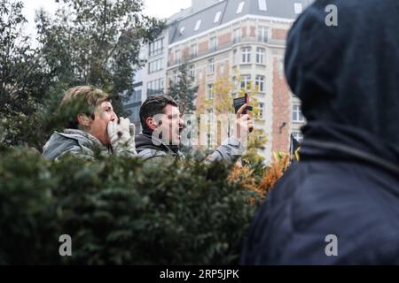 (181216) -- BRUXELLES, 16 dicembre 2018 -- i manifestanti di destra e di estrema destra partecipano alla manifestazione March Against Marrakech davanti alla sede centrale delle istituzioni dell'Unione europea a Bruxelles, in Belgio, 16 dicembre 2018. I manifestanti belgi anti-immigrazione sono scesi per le strade di Bruxelles qui domenica per denunciare il Global Compact per una migrazione sicura, ordinata e regolare adottato a Marrakech, in Marocco. ) BELGIO-BRUXELLES-ANTI-IMMIGRAZIONE-RALLY-PROTESTA ZHENGXHUANSONG PUBLICATIONXNOTXINXCHN Foto Stock