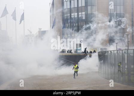 (181216) -- BRUXELLES, 16 dicembre 2018 -- la polizia lancia gas lacrimogeni ai manifestanti di destra e di estrema destra durante la manifestazione di marcia contro Marrakech davanti alla sede centrale delle istituzioni dell'Unione europea a Bruxelles, in Belgio, 16 dicembre 2018. I manifestanti belgi anti-immigrazione sono scesi per le strade di Bruxelles qui domenica per denunciare il Global Compact per una migrazione sicura, ordinata e regolare adottato a Marrakech, in Marocco. ) BELGIO-BRUXELLES-ANTI-IMMIGRAZIONE-RALLY-PROTESTA YEXPINGFAN PUBLICATIONXNOTXINXCHN Foto Stock