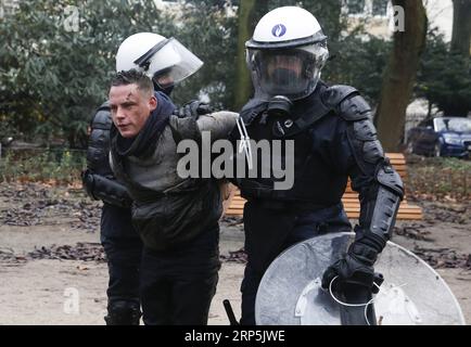(181216) -- BRUXELLES, 16 dicembre 2018 -- gli agenti di polizia armati arrestano un manifestante durante la manifestazione di marcia contro Marrakech davanti alla sede centrale delle istituzioni dell'Unione europea a Bruxelles, in Belgio, 16 dicembre 2018. I manifestanti belgi anti-immigrazione sono scesi per le strade di Bruxelles qui domenica per denunciare il Global Compact per una migrazione sicura, ordinata e regolare adottato a Marrakech, in Marocco. ) BELGIO-BRUXELLES-ANTI-IMMIGRAZIONE-RALLY-PROTESTA YEXPINGFAN PUBLICATIONXNOTXINXCHN Foto Stock