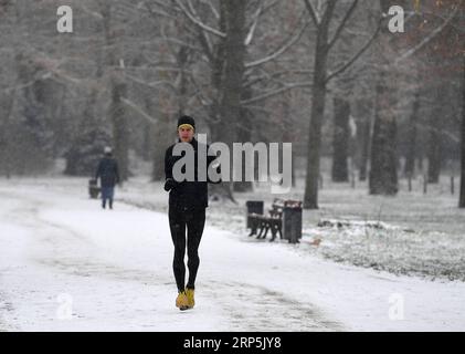 (181216) -- FRANCOFORTE, 16 dicembre 2018 -- Un uomo corre al Parco innevato di Grueneburg a Francoforte, in Germania, il 16 dicembre 2018. Una nevicata ha colpito Francoforte domenica. ) GERMANIA-FRANCOFORTE-NEVICATE LuxYang PUBLICATIONxNOTxINxCHN Foto Stock