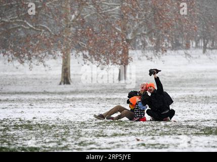(181216) -- FRANCOFORTE, 16 dicembre 2018 -- le persone scattano selfie al Parco innevato di Grueneburg a Francoforte, Germania, il 16 dicembre 2018. Una nevicata ha colpito Francoforte domenica. ) GERMANIA-FRANCOFORTE-NEVICATE LuxYang PUBLICATIONxNOTxINxCHN Foto Stock