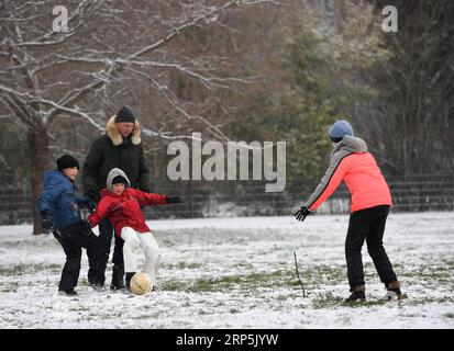 (181216) -- FRANCOFORTE, 16 dicembre 2018 -- le persone giocano a calcio al Grueneburg Park innevato di Francoforte, Germania, il 16 dicembre 2018. Una nevicata ha colpito Francoforte domenica. ) GERMANIA-FRANCOFORTE-NEVICATE LuxYang PUBLICATIONxNOTxINxCHN Foto Stock