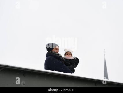 (181216) -- FRANCOFORTE, 16 dicembre 2018 -- Un uomo con un bambino si trova sulla passerella pedonale Eiserner Steg tra la neve a Francoforte, in Germania, il 16 dicembre 2018. Una nevicata ha colpito Francoforte domenica. ) GERMANIA-FRANCOFORTE-NEVICATE LuxYang PUBLICATIONxNOTxINxCHN Foto Stock