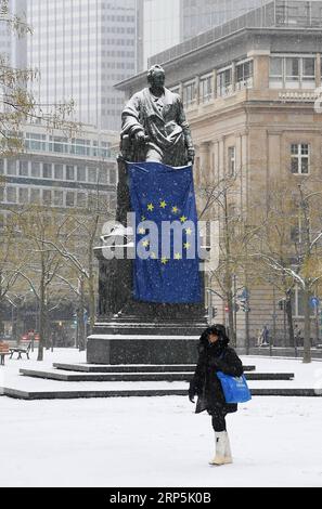 (181216) -- FRANCOFORTE, 16 dicembre 2018 -- Una donna cammina davanti alla Goethe Plaza, coperta di neve, a Francoforte, in Germania, il 16 dicembre 2018. Una nevicata ha colpito Francoforte domenica. ) GERMANIA-FRANCOFORTE-NEVICATE LuxYang PUBLICATIONxNOTxINxCHN Foto Stock