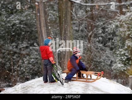 (181216) -- FRANCOFORTE, 16 dicembre 2018 -- bambini in slitta presso il parco innevato di Grueneburg a Francoforte, Germania, il 16 dicembre 2018. Una nevicata ha colpito Francoforte domenica. ) GERMANIA-FRANCOFORTE-NEVICATE LuxYang PUBLICATIONxNOTxINxCHN Foto Stock