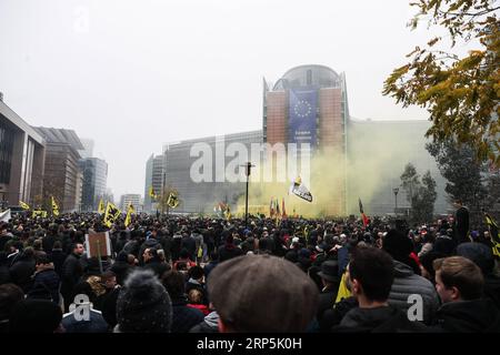 (181216) -- BRUXELLES, 16 dicembre 2018 -- i manifestanti di destra e di estrema destra partecipano alla manifestazione March Against Marrakech davanti alla sede centrale delle istituzioni dell'Unione europea a Bruxelles, in Belgio, 16 dicembre 2018. I manifestanti belgi anti-immigrazione sono scesi per le strade di Bruxelles qui domenica per denunciare il Global Compact per una migrazione sicura, ordinata e regolare adottato a Marrakech, in Marocco. ) BELGIO-BRUXELLES-ANTI-IMMIGRAZIONE-RALLY-PROTESTA ZHENGXHUANSONG PUBLICATIONXNOTXINXCHN Foto Stock