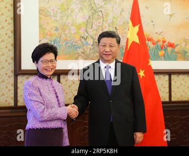 (181217) -- PECHINO, 17 dicembre 2018 -- il presidente cinese Xi Jinping (R) incontra l'amministratore delegato della regione amministrativa speciale di Hong Kong (HKSAR) Carrie Lam, che è in visita di servizio, a Pechino, capitale della Cina, 17 dicembre 2018. ) CHINA-BEIJING-XI RIUNIONE ESECUTIVA DI JINPING-HKSAR (CN) XIEXHUANCHI PUBLICATIONXNOTXINXCHN Foto Stock