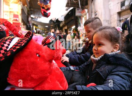 (181217) - DAMASCO, 17 dicembre 2018 -- i bambini siriani guardano gli orsi giocattolo in un mercato nella vecchia città di Damasco, capitale della Siria, il 17 dicembre 2018. Con l'avvicinarsi del Natale e del nuovo anno, i siriani di Damasco hanno fatto acquisti per regali, caramelle e decorazioni nei mercati. ) SIRIA-DAMASCO-STAGIONE NATALIZIA-MERCATO AmmarxSafarjalani PUBLICATIONxNOTxINxCHN Foto Stock