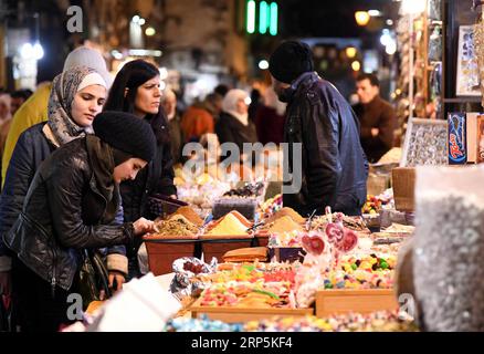 (181217) - DAMASCO, 17 dicembre 2018 -- le donne siriane fanno acquisti in un mercato nella vecchia città di Damasco, capitale della Siria, il 17 dicembre 2018. Con l'avvicinarsi del Natale e del nuovo anno, i siriani di Damasco hanno fatto acquisti per regali, caramelle e decorazioni nei mercati. ) SIRIA-DAMASCO-STAGIONE NATALIZIA-MERCATO AmmarxSafarjalani PUBLICATIONxNOTxINxCHN Foto Stock