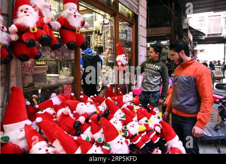 (181217) - DAMASCO, 17 dicembre 2018 -- la gente guarda le decorazioni natalizie in un mercato nella città vecchia di Damasco, capitale della Siria, il 17 dicembre 2018. Con l'avvicinarsi del Natale e del nuovo anno, i siriani di Damasco hanno fatto acquisti per regali, caramelle e decorazioni nei mercati. ) SIRIA-DAMASCO-STAGIONE NATALIZIA-MERCATO AmmarxSafarjalani PUBLICATIONxNOTxINxCHN Foto Stock