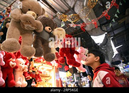 (181217) - DAMASCO, 17 dicembre 2018 - Un ragazzo siriano guarda gli orsacchiotti in un mercato nella vecchia città di Damasco, capitale della Siria, il 17 dicembre 2018. Con l'avvicinarsi del Natale e del nuovo anno, i siriani di Damasco hanno fatto acquisti per regali, caramelle e decorazioni nei mercati. ) SIRIA-DAMASCO-STAGIONE NATALIZIA-MERCATO AmmarxSafarjalani PUBLICATIONxNOTxINxCHN Foto Stock