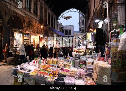 (181217) - DAMASCO, 17 dicembre 2018 -- la gente fa shopping in un mercato nella città vecchia di Damasco, capitale della Siria, il 17 dicembre 2018. Con l'avvicinarsi del Natale e del nuovo anno, i siriani di Damasco hanno fatto acquisti per regali, caramelle e decorazioni nei mercati. ) SIRIA-DAMASCO-STAGIONE NATALIZIA-MERCATO AmmarxSafarjalani PUBLICATIONxNOTxINxCHN Foto Stock