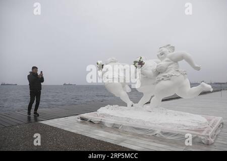 (181218) - SALONICCO (GRECIA), 18 dicembre 2018 - Un uomo scatta foto di una scultura dell'artista cinese Xu Hongfei nella città portuale di Salonicco, Grecia, il 18 dicembre 2018. L'artista cinese Xu Hongfei, presidente della Guangzhou Sculpture Academy, ha presentato 15 delle sue sculture di figure femminili alla città portuale di Salonicco, nel nord della Grecia, come parte di un tour globale della sua mostra). GRECIA-SALONICCO-ARTISTA-SCULTURA-CINESE-MOSTRA DIMITRISXTOSIDIS PUBLICATIONXNOTXINXCHN Foto Stock