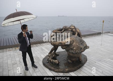 (181218) -- SALONICCO (GRECIA), 18 dicembre 2018 -- l'artista cinese Xu Hongfei si trova accanto a una delle sue sculture nella città portuale di Salonicco, Grecia, il 18 dicembre 2018. L'artista cinese Xu Hongfei, presidente della Guangzhou Sculpture Academy, ha presentato 15 delle sue sculture di figure femminili alla città portuale di Salonicco, nel nord della Grecia, come parte di un tour globale della sua mostra). GRECIA-SALONICCO-ARTISTA-SCULTURA-CINESE-MOSTRA DIMITRISXTOSIDIS PUBLICATIONXNOTXINXCHN Foto Stock