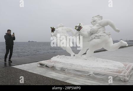 (181219) - PECHINO, 19 dicembre 2018 - Un uomo scatta foto di una scultura dell'artista cinese Xu Hongfei nella città portuale di Salonicco, Grecia, il 18 dicembre 2018. Xu Hongfei, presidente della Guangzhou Sculpture Academy, ha presentato 15 delle sue sculture di figure femminili a Salonicco, come parte di un tour globale della sua mostra). XINHUA FOTO DEL GIORNO XINHUA FOTO DEL GIORNO DIMITRISXTOSIDIS PUBLICATIONXNOTXINXCHN Foto Stock