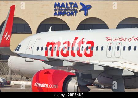 Luqa, Malta - 7 agosto 2023: Vista ravvicinata di un aereo Airbus A320 Neo Air Malta all'esterno dell'edificio del terminal presso l'aeroporto internazionale dell'isola. Foto Stock