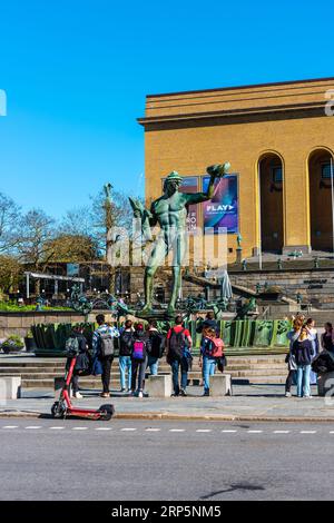 Gothenburg, Svezia - 15 maggio 2022: Turisti che guardano la statua di Poseidon a Götaplatsen. Foto Stock