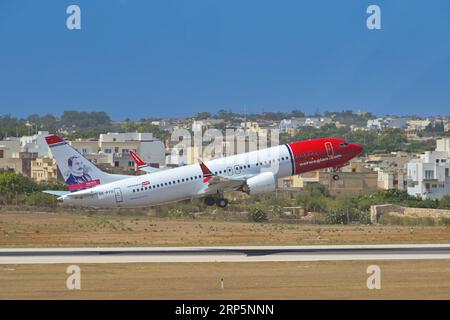 Luqa, Malta - 7 agosto 2023: Boeing 737 operato da Norwegian Air (immatricolazione se-RTG) decolla dall'aeroporto internazionale di Malta Foto Stock