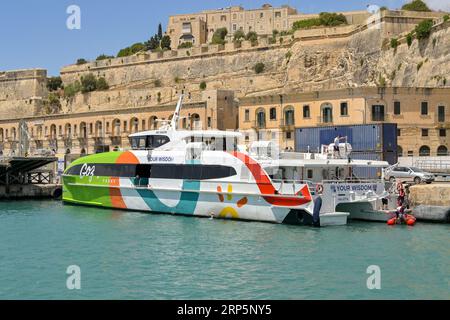 La Valletta, Malta - 6 agosto 2023: Traghetto veloce Your Wisdom ormeggiato nel porto di la Valletta. Il traghetto fornisce un servizio tra la Valletta e l'isola Foto Stock