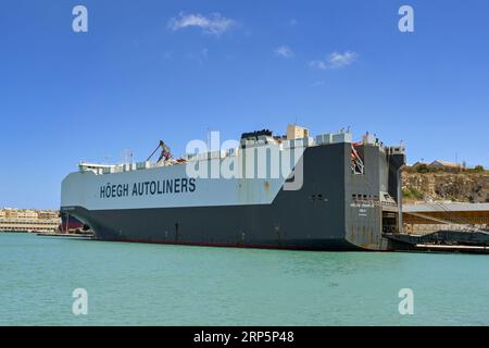 La Valletta, Malta - 6 agosto 2023: La grande nave da trasporto Hoegh Trapper attraccata nel porto di la Valletta. Foto Stock