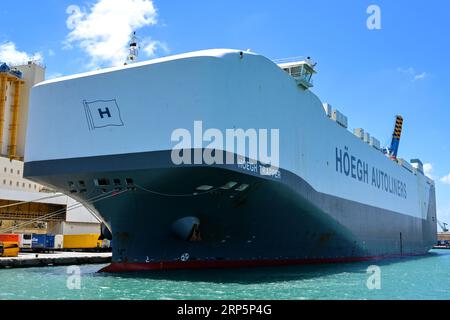 La Valletta, Malta - 6 agosto 2023: La grande nave da trasporto Hoegh Trapper attraccata nel porto di la Valletta. Foto Stock