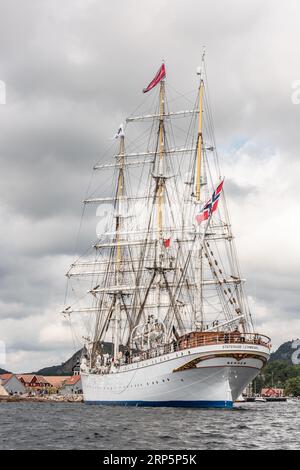 Lindesnes, Norvegia - Agosto 08 2021: Nave di addestramento a vela Statsraad Lehmkuhl in partenza da Båly. Foto Stock