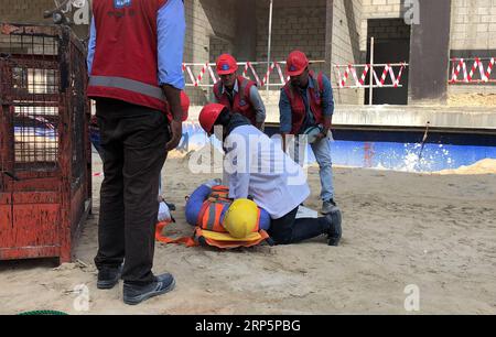 (181221) -- FARWANIYA (KUWAIT), 21 dicembre 2018 -- il team medico della China State Construction Engineering Corporation (CSCEC) esegue un'esercitazione di soccorso di emergenza per aiutare i lavoratori che cadono dall'alto nel cantiere di Farwaniya, Kuwait, il 19 dicembre 2018. Giovedì il CSCEC ha tenuto una cerimonia di premiazione per concludere una settimana di educazione alla sicurezza per i suoi dipendenti che lavorano in Kuwait. L'evento annuale si è tenuto presso il progetto di costruzione del CSCEC nell'Università del Kuwait nel Governatorato di Farwaniya. Durante la cerimonia, i rappresentanti del CSCEC hanno consegnato premi ai suoi dipendenti che hanno vinto un concorso antincendio. TH Foto Stock