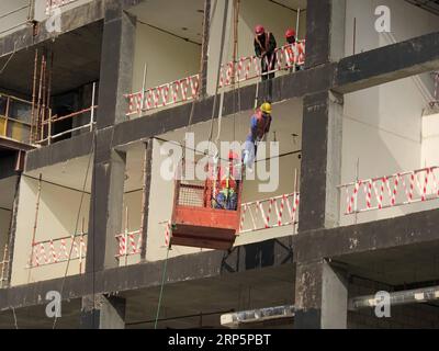 (181221) -- FARWANIYA (KUWAIT), 21 dicembre 2018 -- il team medico della China State Construction Engineering Corporation (CSCEC) esegue un'esercitazione di soccorso di emergenza per aiutare i lavoratori che cadono dall'alto nel cantiere di Farwaniya, Kuwait, il 19 dicembre 2018. Giovedì il CSCEC ha tenuto una cerimonia di premiazione per concludere una settimana di educazione alla sicurezza per i suoi dipendenti che lavorano in Kuwait. L'evento annuale si è tenuto presso il progetto di costruzione del CSCEC nell'Università del Kuwait nel Governatorato di Farwaniya. Durante la cerimonia, i rappresentanti del CSCEC hanno consegnato premi ai suoi dipendenti che hanno vinto un concorso antincendio. TH Foto Stock