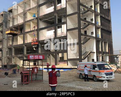 (181221) -- FARWANIYA (KUWAIT), 21 dicembre 2018 -- il team medico della China State Construction Engineering Corporation (CSCEC) esegue un'esercitazione di soccorso di emergenza per aiutare i lavoratori che cadono dall'alto nel cantiere di Farwaniya, Kuwait, il 19 dicembre 2018. Giovedì il CSCEC ha tenuto una cerimonia di premiazione per concludere una settimana di educazione alla sicurezza per i suoi dipendenti che lavorano in Kuwait. L'evento annuale si è tenuto presso il progetto di costruzione del CSCEC nell'Università del Kuwait nel Governatorato di Farwaniya. Durante la cerimonia, i rappresentanti del CSCEC hanno consegnato premi ai suoi dipendenti che hanno vinto un concorso antincendio. TH Foto Stock