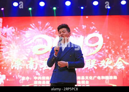 Contea di Luannan - 25 gennaio 2019: Spettacolo di talk show sul palco, contea di Luannan, provincia di Hebei, Cina Foto Stock